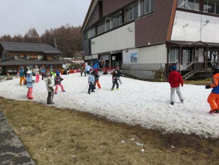 高千穂町の児童と当地区の児童がスキー交流をしました。
